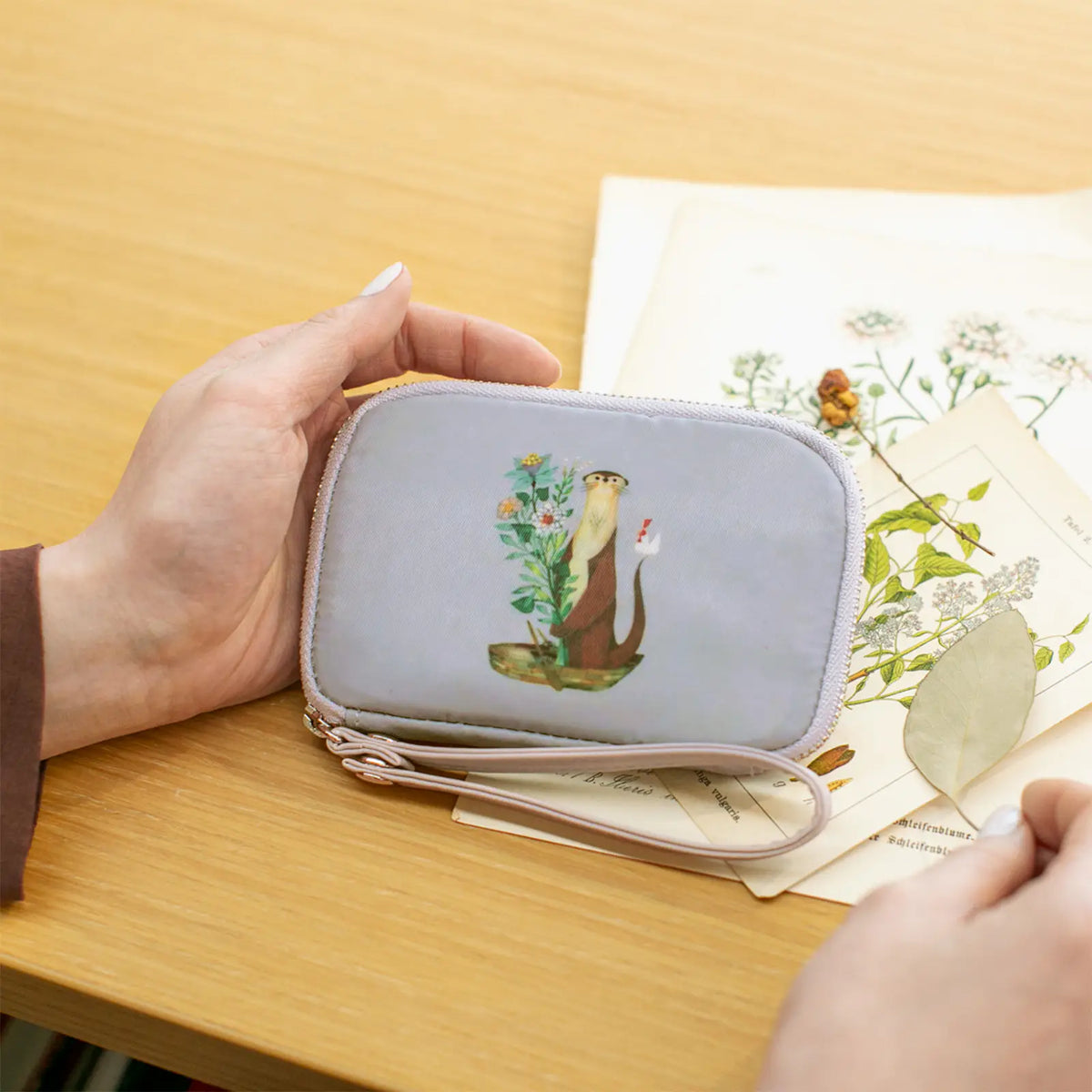 Hobonichi Drawer Pouch Pocket – “Delivering Flowers” by Toshiyuki Fukuda