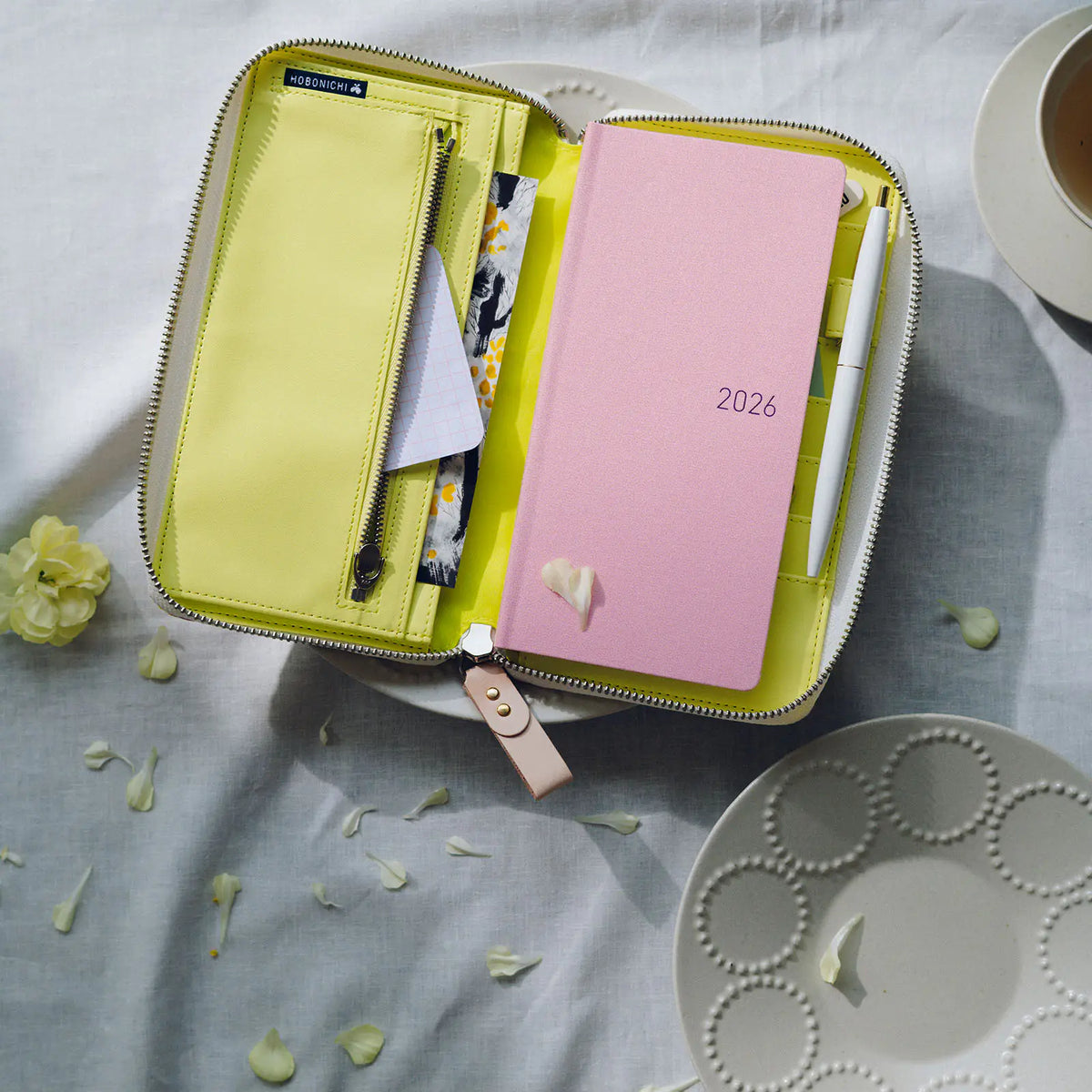 Hobonichi Techo 2027 minä perhonen “skyful (Yellow)” Weeks Cover