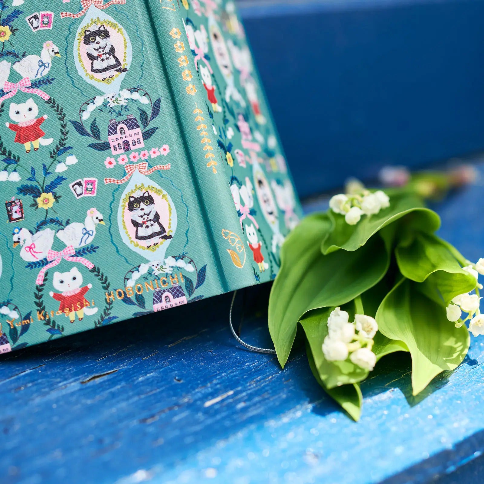 Hobonichi Techo Weeks 2027 White Cat Wallpaper Planner
