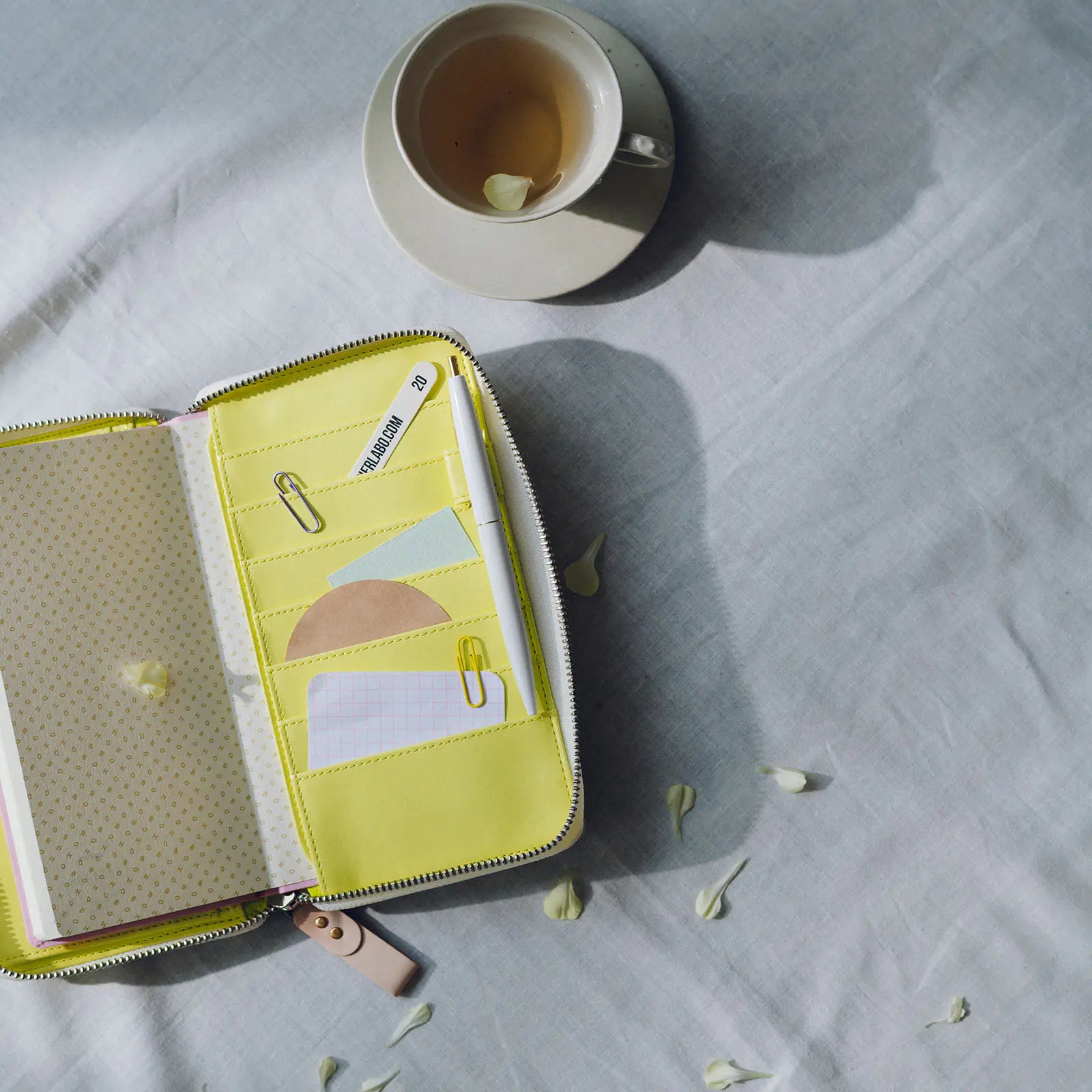 Hobonichi Techo 2027 minä perhonen “skyful (Yellow)” Weeks Cover